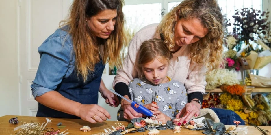 Atelier-parent_enfant-couronne-de-fleurs-sechees-a-Sevres-92