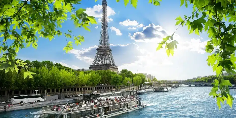 Croisiere-touristique-sur-la-Seine-depuis-la-Tour-Eiffel