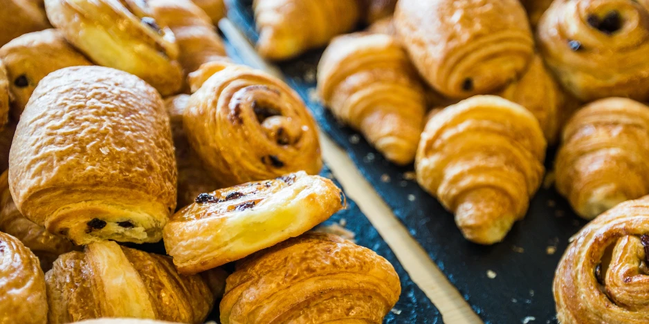 Croissants-et-pains-au-chocolat-avec-un-patissier-a-Paris